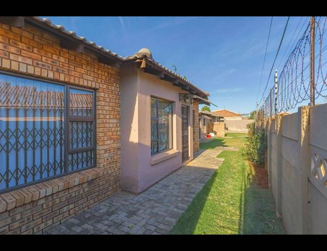 3 BEDROOM TOWNHOUSE FOR SALE IN DAWN PARK EXT